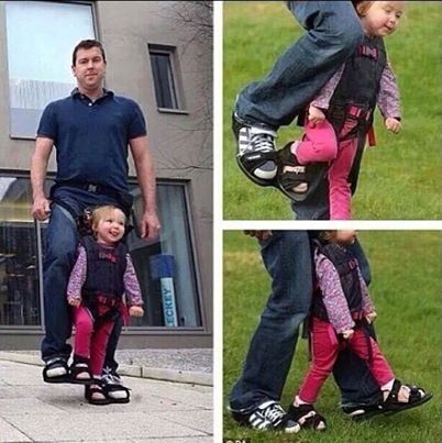 اب يصمم حذاء لابنته المشلولة ليشعرها بالمشي