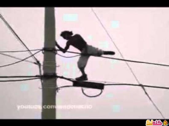 شاب يرقص على أسلاك الكهرباء وفجأة فيديو