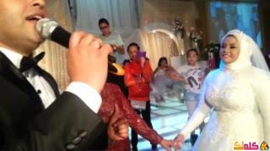 فيديو شاب مصري يفاجئ والدته في حفل زفافه بـ هدية من نوع خاص 