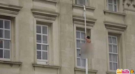 بالفيديو رجل عارٍ يهرب بملاءة من نافذة قصر ملكة بريطانيا