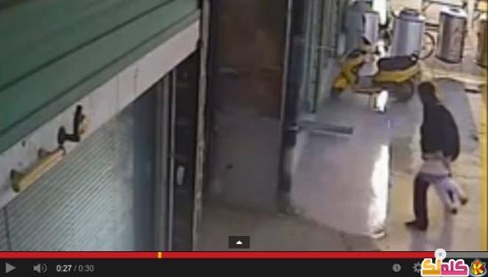 بالفيديو رجل يقذف طفلاً بكل قوته في الهواء انتقاماً من والدته