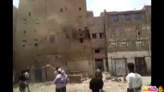 فقط في اليمن هدم عماره برميها بالاحجار 
