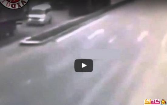 فيديو شاحنتان تسحقان سيارة وقعت بينهما 