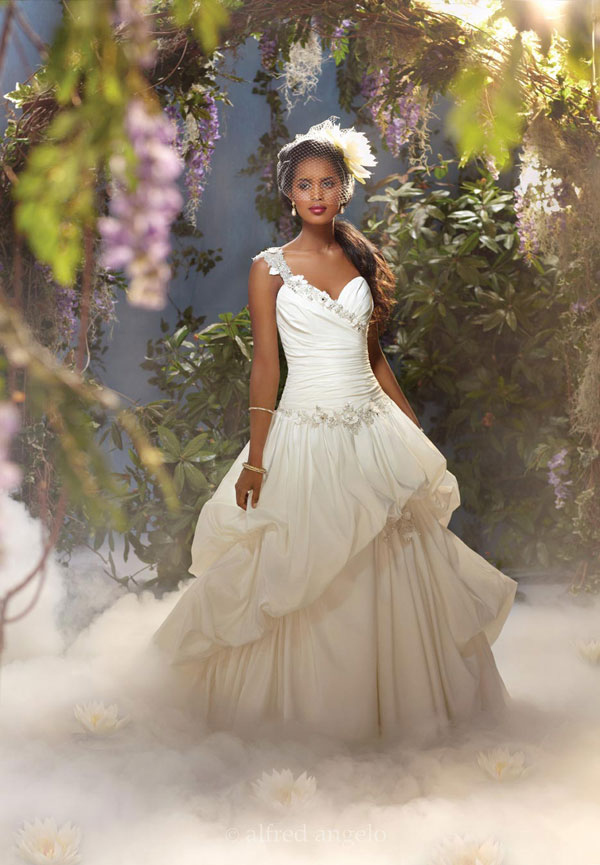 8 مقترحات لفساتين زفاف أسطورية