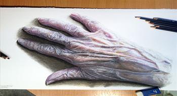 رسام كرواتي ينتج لوحات خارج الورق بأقلام الرصاص فقط