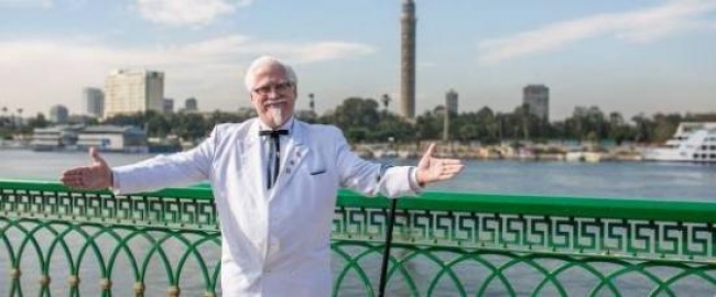 سفير KFC يحطّ الرحال في مصر ويلتقط الصور في أشهر معالم القاهرة