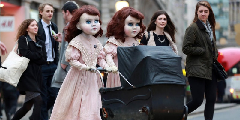 مرحباً بالهلع العرائس المخيفة تخرج من أفلام الرعب وتستولي على شوارع لندن
