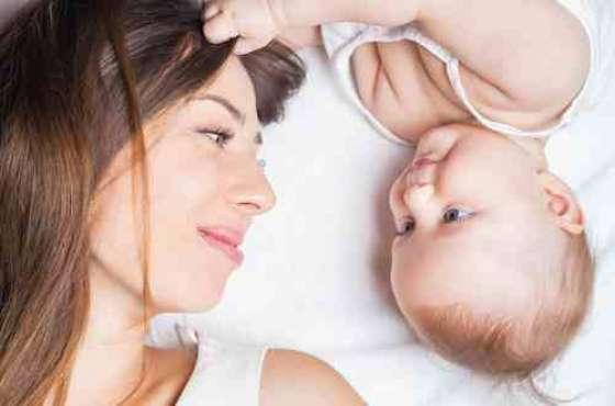 هل تسبب الرضاعة الطبيعية تساقط الشعر وما الحل 