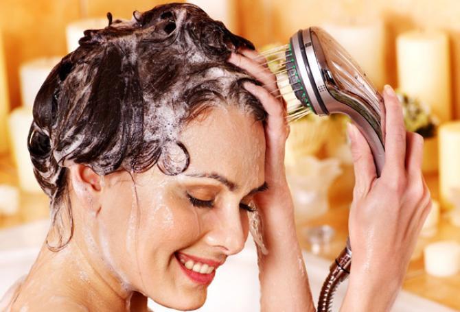 ماذا يحدث عند التوقف عن غسل الشعر بـ الشامبو لـ 6 سنوات 
