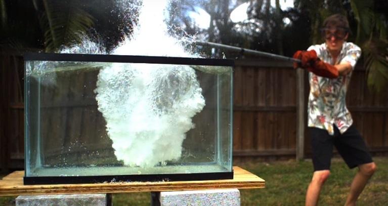 فيديو ماذا يحدث عند سكب مصهور الملح على الماء 