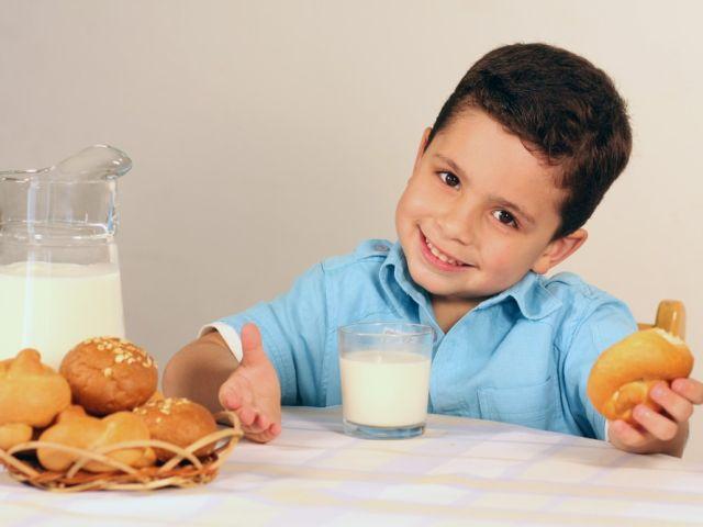 كوب من الحليب يومياً يحمي طفلكِ من هذه الأمراض والمشاكل الصحية 