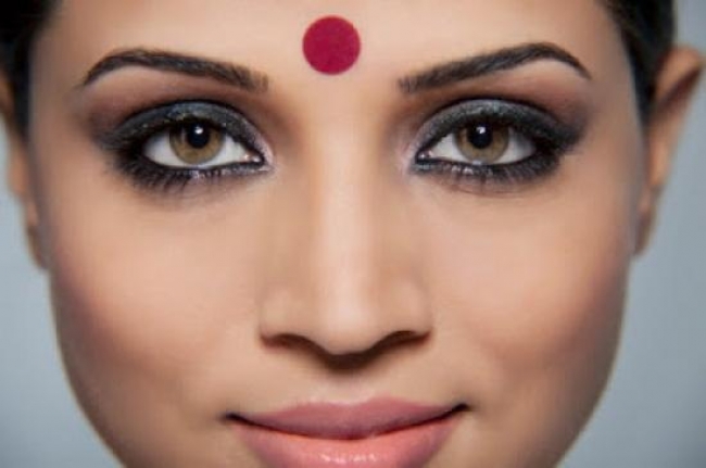 لها السبب الغريب تضع النساء الهنديات نقطة حمراء على جبينهم السبب صادم ومذهل