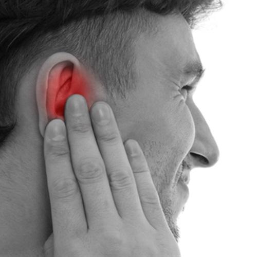 4 علاجات منزلية سريعة للتخلص من آلام الأذن وتراكم الشمع
