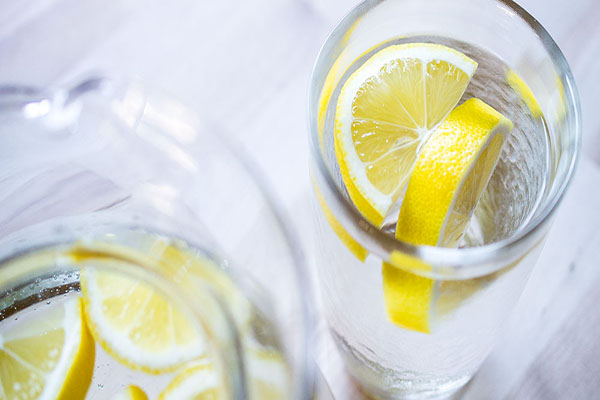 اشربوا الماء مع الليمون الحامض بدل الأدوية إذا كنتم تعانون من إحدى هذه المشاكل الأحد عشر