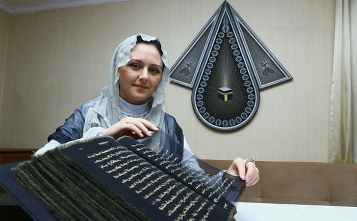 فنانة أذربيجانية تعيد كتابة القرآن الكريم على الحرير، والنتيجة مذهلة 