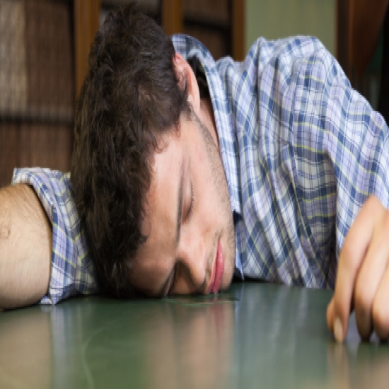 لماذا يسيل اللعاب من فمك أثناء النوم 