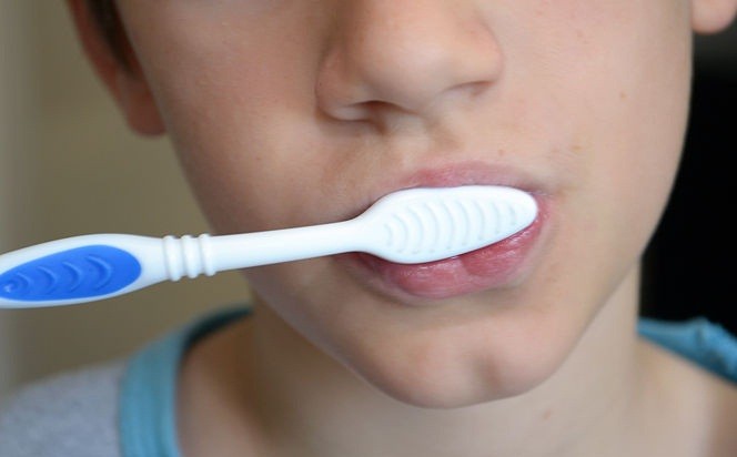 طريقة بسيطة لتبيض الأسنان بالفراولة 6