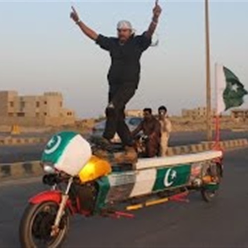 بالفيديو باكستاني يستعرض مهاراته في قيادة دراجة نارية طولها 4 8 أمتار