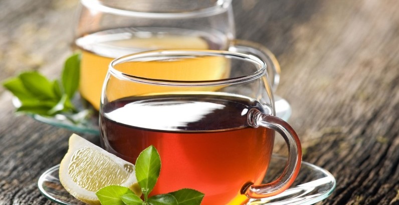 هل هناك فرق بين الشاي الأخضر والشاي الأسود 