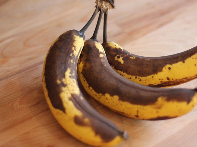 لن تصدّقي ماذا يحدث لجسمك عند تناولك الموز المائل إلى الأسود 
