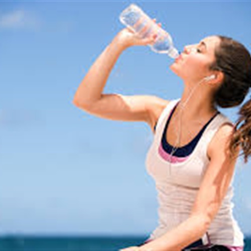 الإفراط في تناول الماء خلال الصيف يحمي من الإصابة بـ 7 أمراض