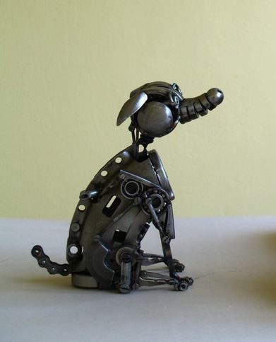 تمثال لكلب من المعادن والخردة