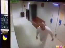 هروب سجين من نافذه قسم الشرطة فيديو