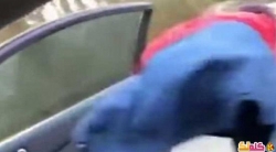 بالفيديو سقطة مروعة لفتاة رقصت على باب السيارة