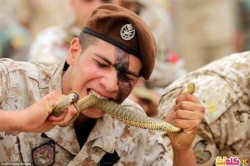 صور جنود الجيش اللبناني يأكلون الأفاعي خلال التدريبات العسكرية