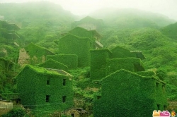 قرية صينية مهجورة تملكتها الطبيعة!
