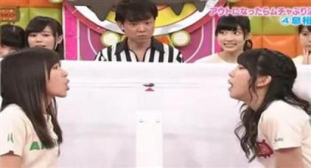 فتاتان وأنبوب زجاجي وصرصور في لعبة يابانية مقززة