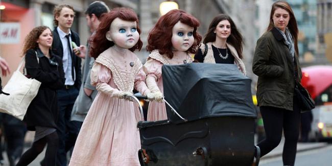 مرحباً بالهلع! العرائس المخيفة تخرج من أفلام الرعب وتستولي على شوارع لندن