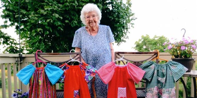 سيدة ملهمة تبلغ من العمر 99 عاماً تصنع الفساتين من أجل الأطفال الفقراء كل يوم