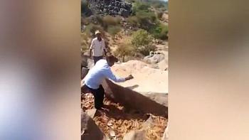 هندي يكتشف صخرة تصدر أصواتا معدنية عند ضربها