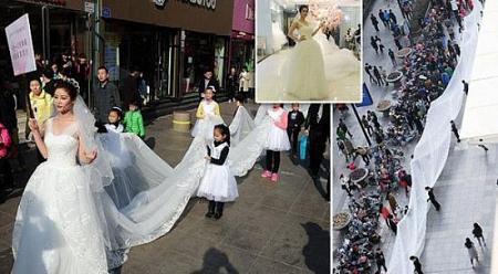 عارضة أزياء تجوب شوارع الصين بفستان زفاف يبلغ طوله 100 متر!