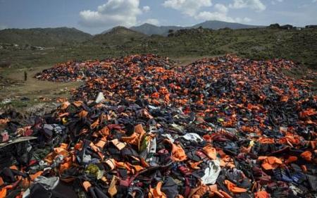 صور حول العالم سترات النجاة التي خلفها المهاجرون في اليونان