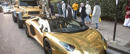 سعودي يخطف الأنظار في لندن تعرّف على أسطول سياراته الذهبية