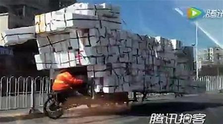 بالفيديو عامل توصيل يكدس 200 صندوق على دراجته