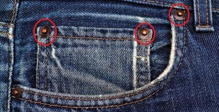 لاحظت وجود أزرار معدنية على جيوب الجينز ؟ هل تعرف سرها ؟