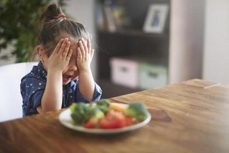 إلى الأمهات كيف تقنعن أطفالكن بتناول الخضراوات والفاكهة دون عناء