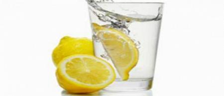 7 أسباب وفوائد صحية لن تجعلك تترك منزلك في الصباح قبل شرب كوب ماء الليمون بهذه الطريقة