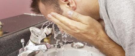 عزيزي الرجل كم مرة ينبغي أن تغسل وجهك يومياً؟