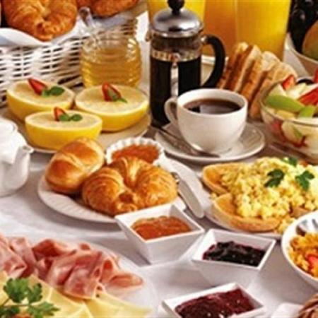 4 تصرفات خطرة يفعلها الصائم عند تناول وجبة الإفطار