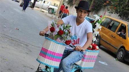 بالصور شبان من غزة يحاربون البطالة بـ الورود 