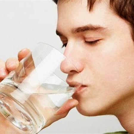 قلة تناول الماء يصيب الإنسان بـ 7 أمراض