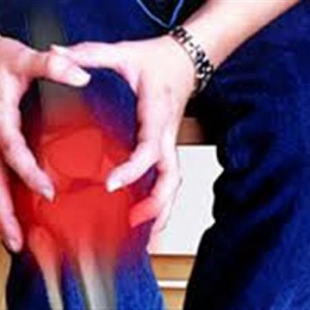 أسباب الإصابة بخشونة الركبة وطرق العلاج