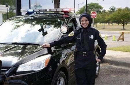 صورة أول شرطية محجبة في أميركا لبنانية