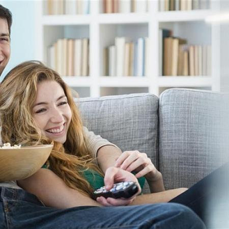 دراسة مشاهدة الزوجين للتليفزيون معا يجعلهم أكثر قربا