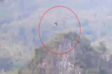 بالفيديو تنين يحلق فوق جبال بالصين !