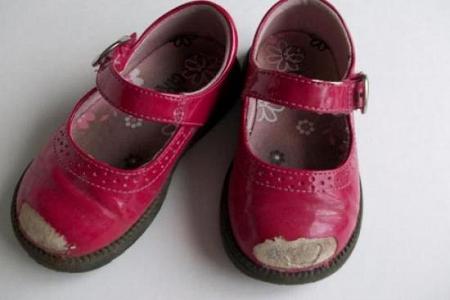 أحذية الأطفال تتمزق بسرعة ها هي حيلة ذكيّة لإصلاحها من دون إنفاق أي قرش 